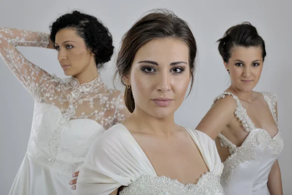 Portrait d'une trois belle femme en robe de mariée — Photo