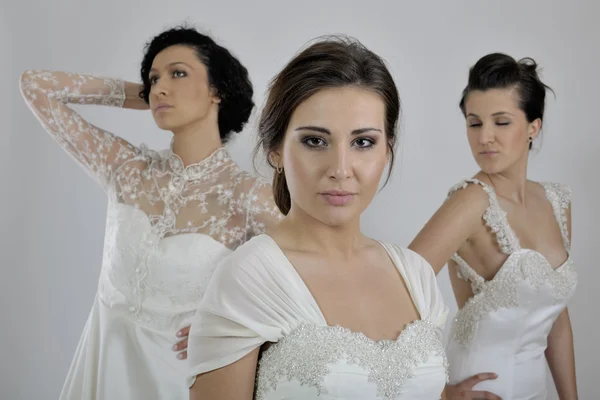 Портрет трьох красивих жінок у весільній сукні — стокове фото