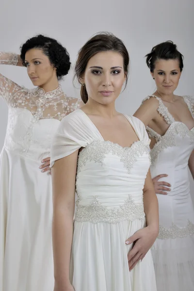 Retrato de una hermosa mujer de tres en vestido de novia — Foto de Stock