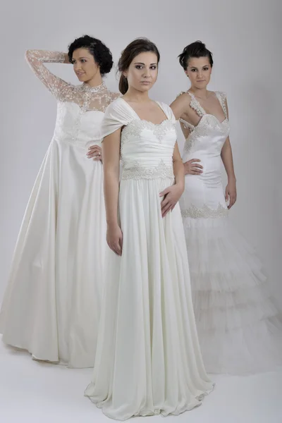 Porträtt av en tre vacker kvinna i bröllopsklänning — Stockfoto