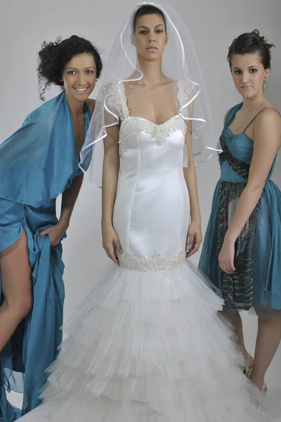 Porträt einer drei schönen Frauen im Hochzeitskleid — Stockfoto