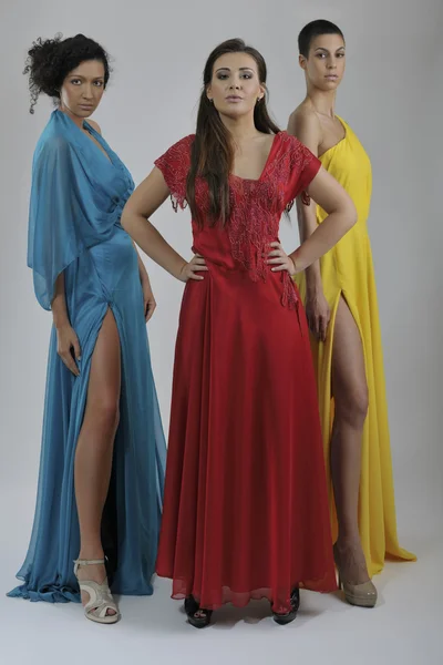 웨딩 드레스에서 3 명의 아름 다운 여자의 초상화 — 스톡 사진