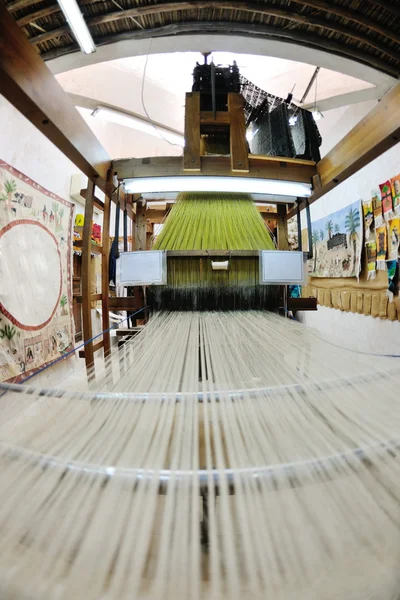 Tradycyjny arabski dywan produkcji — Zdjęcie stockowe