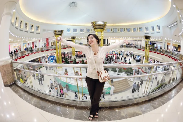 Glückliche Frau beim Einkaufen — Stockfoto