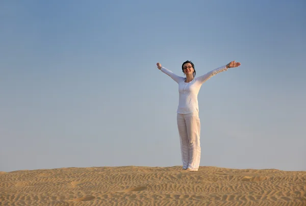 Женщина расслабиться в пустыне — стоковое фото