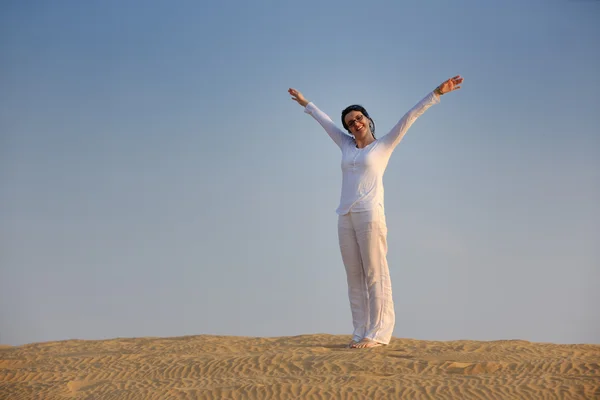 Frau entspannt sich in Wüste — Stockfoto