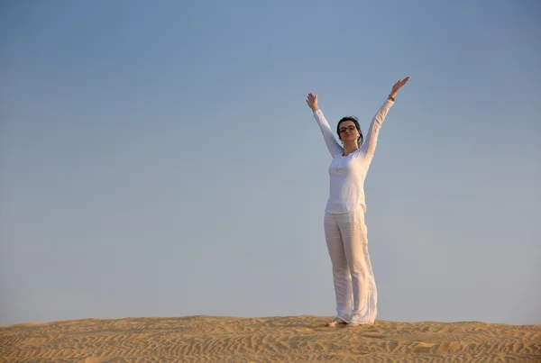 Mujer relajarse en el desierto —  Fotos de Stock