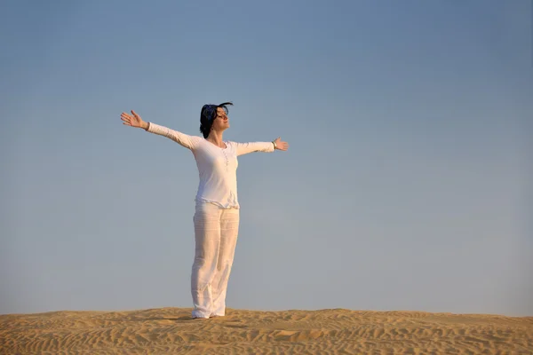 Γυναίκα χαλαρώσετε στην έρημο — Φωτογραφία Αρχείου