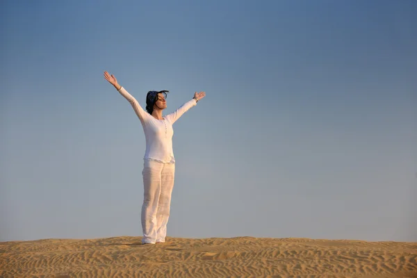 女人放松在沙漠中 — 图库照片