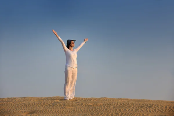 Frau entspannt sich in Wüste — Stockfoto