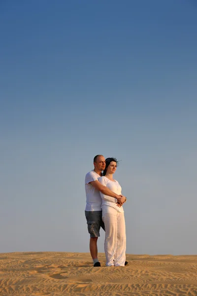 Couple profitant du coucher du soleil — Photo