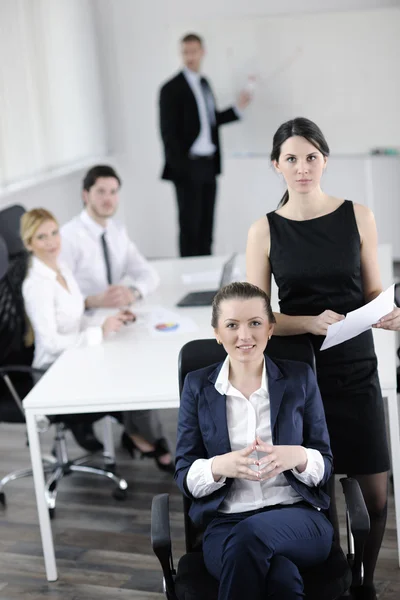 Geschäftsfrau mit ihren Mitarbeitern im Hintergrund — Stockfoto