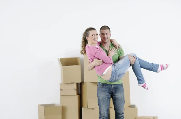 Unga par flyttar in i nytt hem — Stockfoto
