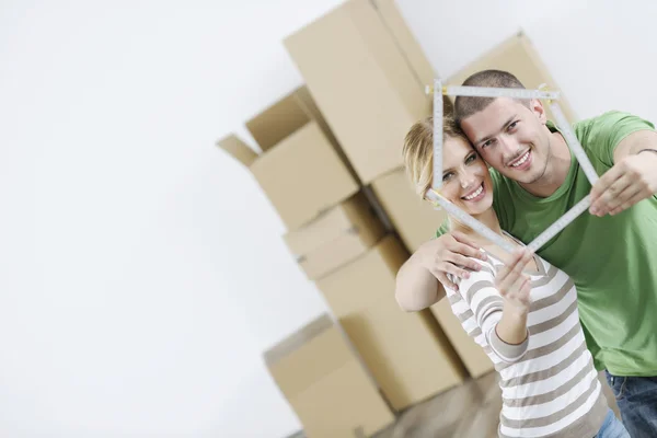 Jovem casal se mudando em nova casa — Fotografia de Stock
