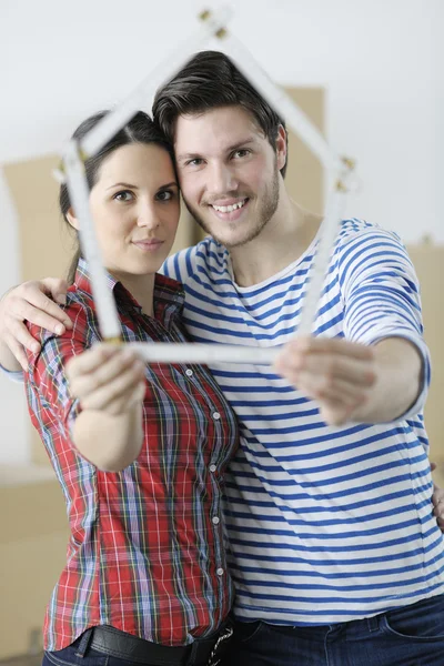 Junges Paar zieht in neues Zuhause — Stockfoto