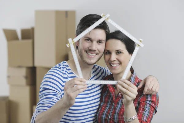 Jong stel verhuist in nieuw huis — Stockfoto