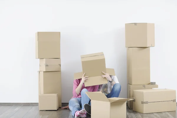 Young couple moving in new home — Stock Photo, Image