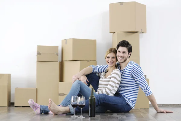 Young couple moving in new home — Stock Photo, Image