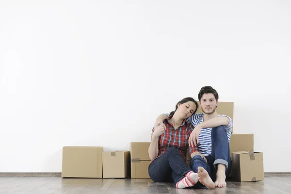 Jeune couple déménageant dans une nouvelle maison — Photo