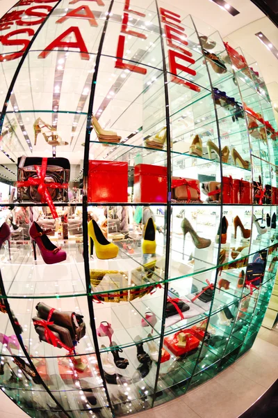 Damskie buty w sklepie — Zdjęcie stockowe