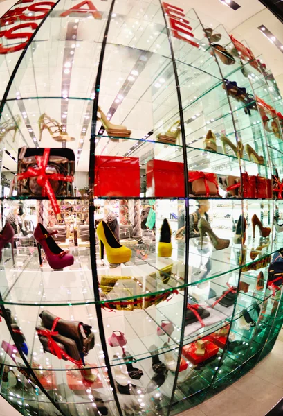Damskie buty w sklepie — Zdjęcie stockowe