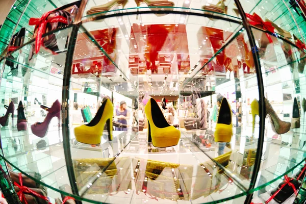 Kadın ayakkabıları mağazada — Stok fotoğraf