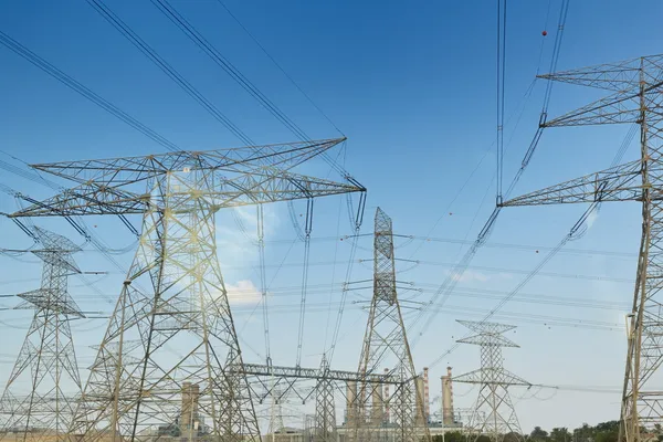 Elektriska kraftledningar och torn — Stockfoto