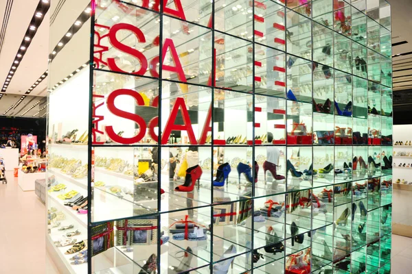 Dámské boty v obchodě — Stock fotografie