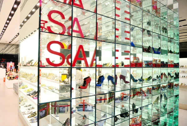 Zapatos de mujer en la tienda — Foto de Stock