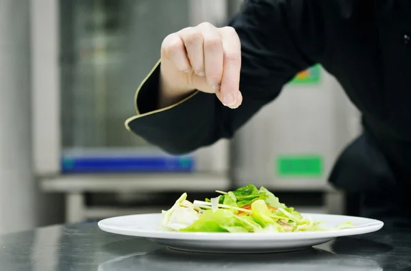 Chef preparing meal — Stock Photo, Image