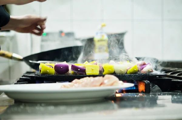 Chef preparando refeição — Fotografia de Stock