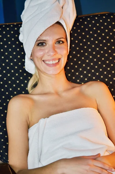 Bella giovane donna in spa — Foto Stock
