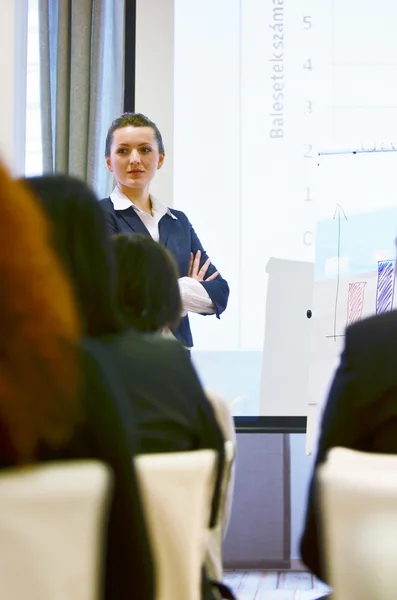 Business woman giving presentation — Stockfoto