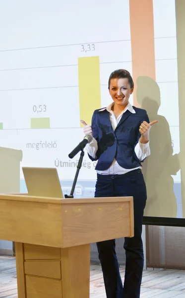Biznes kobieta daje prezentacja — Zdjęcie stockowe