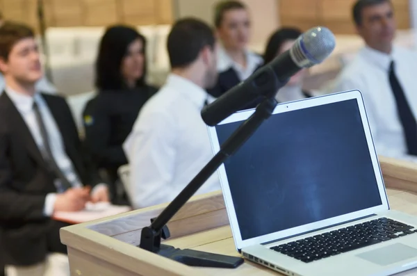 Konferans konuşma podyumun üstünde laptop — Stok fotoğraf