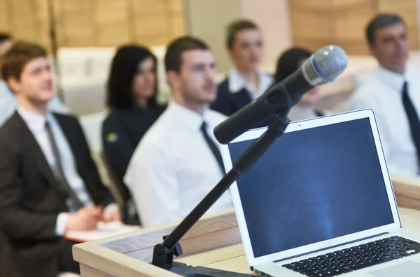 Laptop no pódio de discurso da conferência — Fotografia de Stock