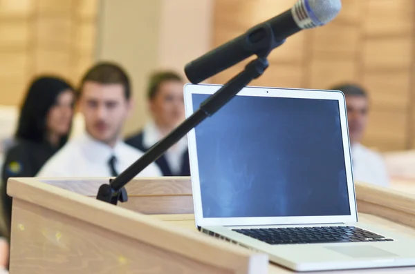 A konferencia beszéd dobogó laptop — Stock Fotó
