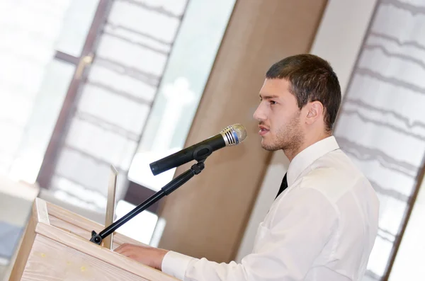 Молодий бізнесмен дає презентацію на конференції — стокове фото