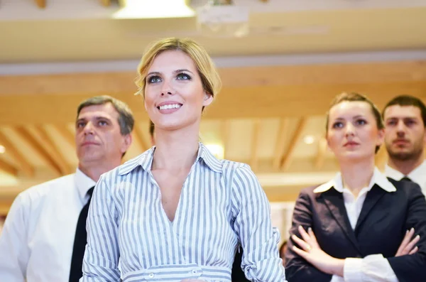 Γυναίκα στέκεται με το προσωπικό της στη Διάσκεψη των επιχειρήσεων — Φωτογραφία Αρχείου