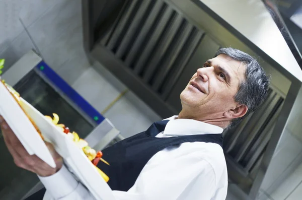 Чоловічий шеф-кухар, що представляє їжу — стокове фото