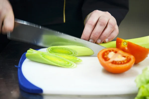 Šéfkuchař připravuje jídlo — Stock fotografie