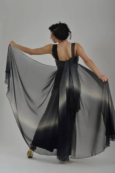 Елегантна жінка в модному платті позує в студії — стокове фото