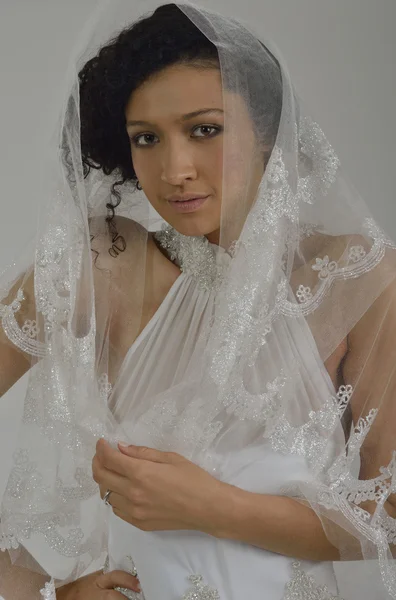 Porträtt av en vacker kvinna klädd som en brud — Stockfoto