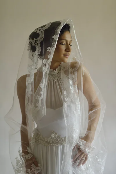 Porträt einer schönen Frau im Brautkleid — Stockfoto