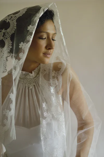 Porträt einer schönen Frau im Brautkleid — Stockfoto