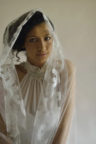 Πορτρέτο του μια όμορφη γυναίκα ντυμένη νύφη — Φωτογραφία Αρχείου