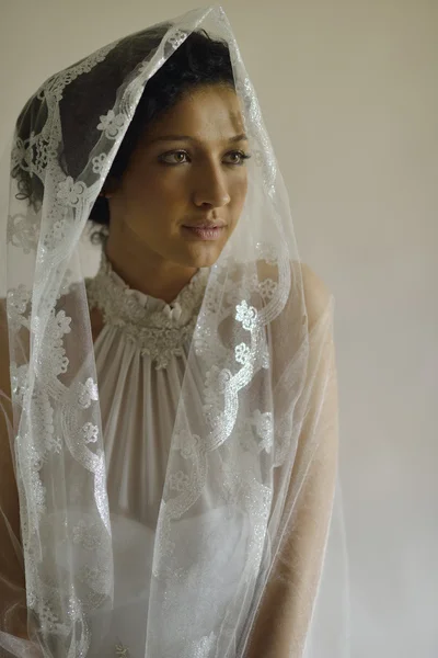花嫁として服を着た美しい女性の肖像画 — ストック写真