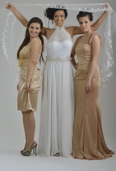 Ritratto di tre belle donne in abito da sposa — Foto Stock