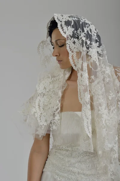 Egy gyönyörű nő öltözve, mint egy menyasszony portréja — Stock Fotó