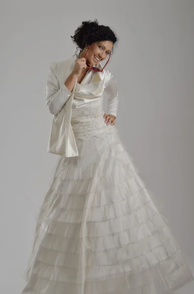 Ritratto di una bella donna vestita da sposa — Foto Stock